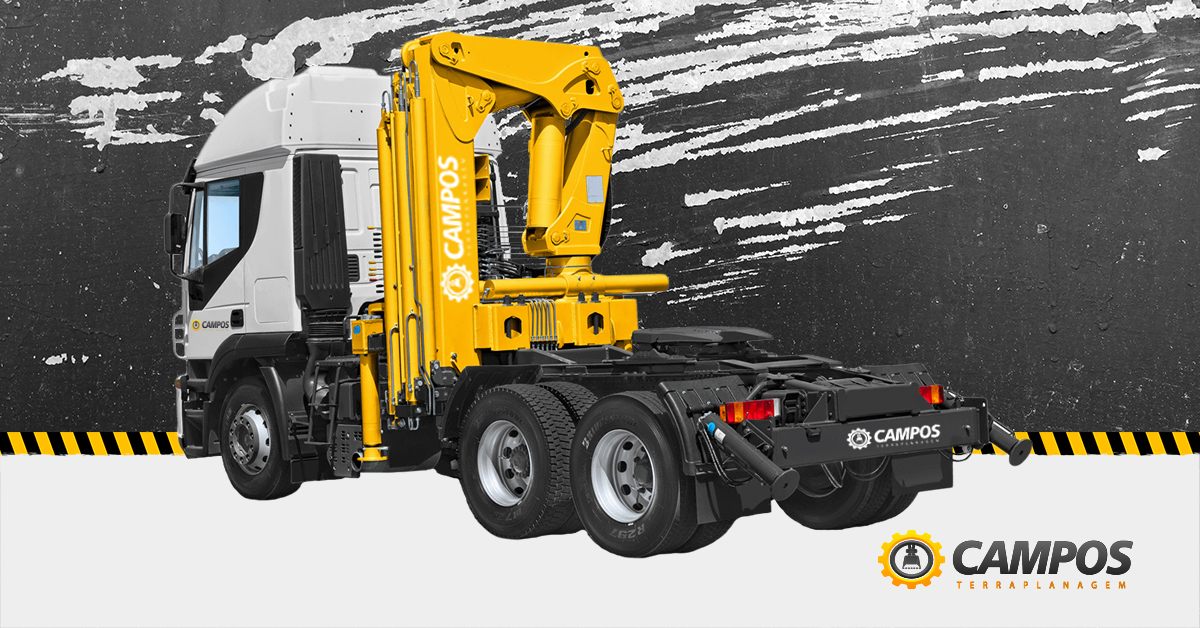 Caminhão Munck com guindaste articulado para içamento e transporte