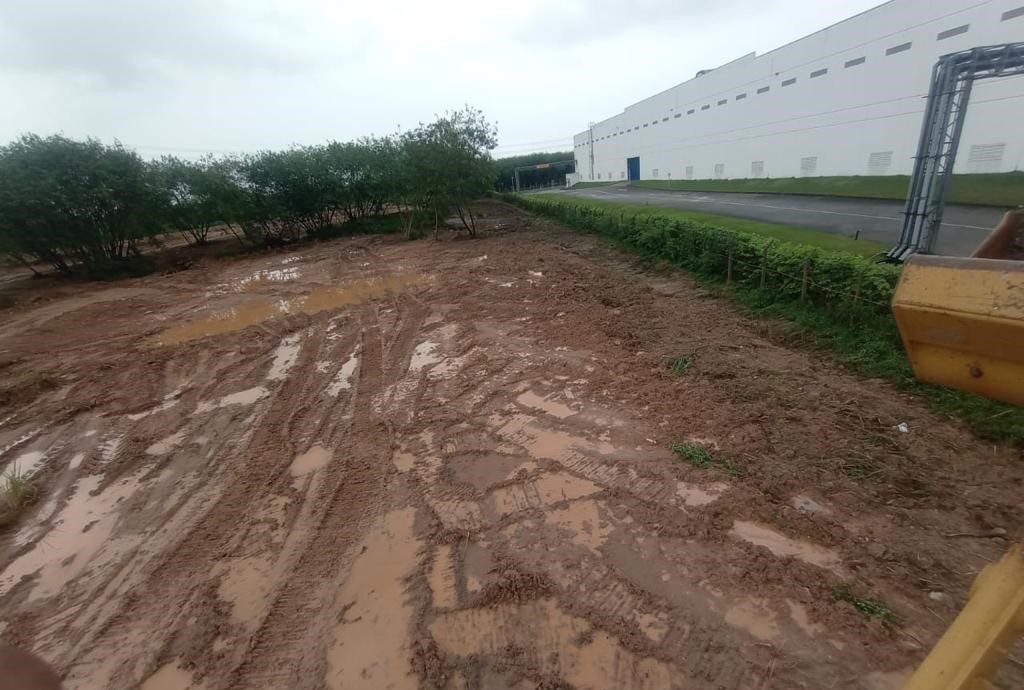 Preparação de terreno ao lado de uma instalação industrial