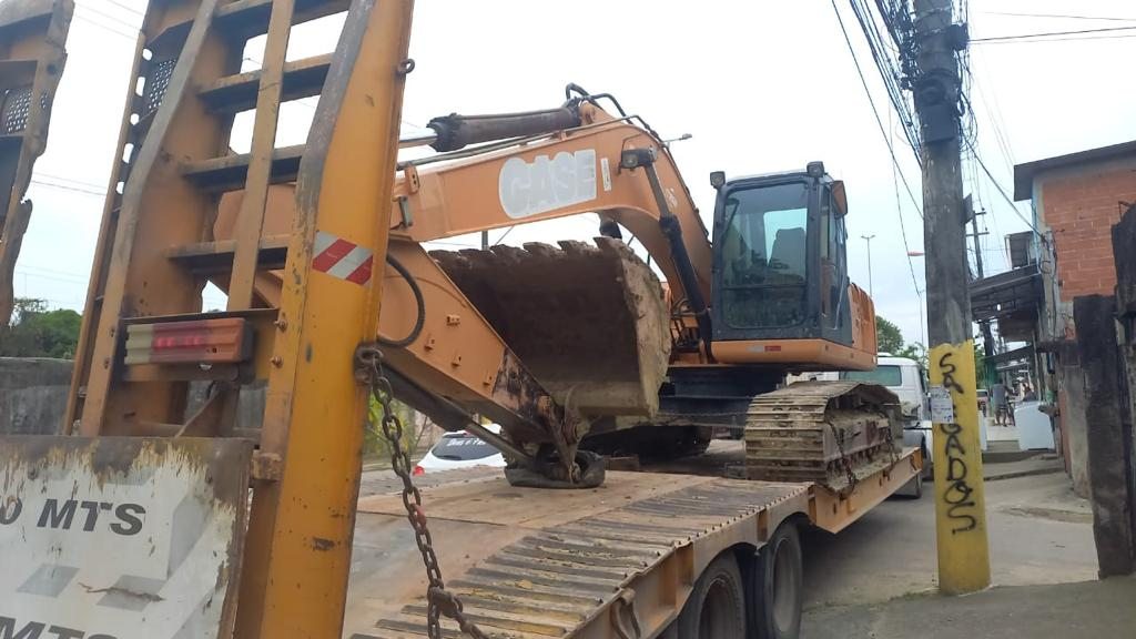 Escavadeira sendo transportada para frente de serviço