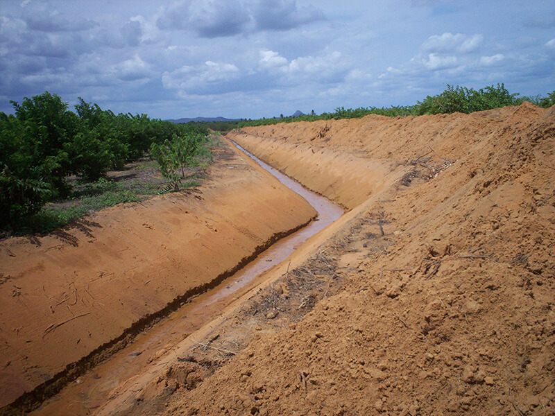 Execução de drenagem em terreno para obra